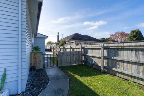 Photo of property in 73 Kawiu Road, Levin, 5510