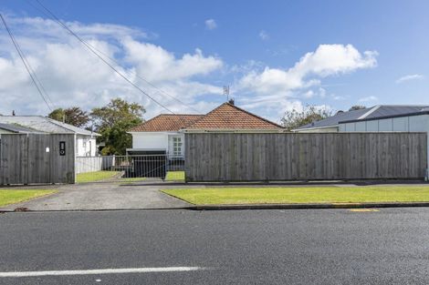 Photo of property in 15 Tarahua Road, Vogeltown, New Plymouth, 4310