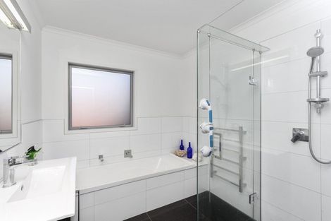 Photo of property in 2a Portland Drive, Highlands Park, New Plymouth, 4312