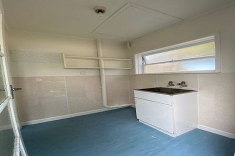 Photo of property in 6 Rewarewa Road, Te Atatu Peninsula, Auckland, 0610