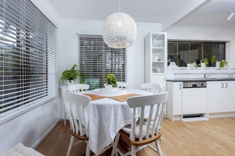 Photo of property in 2/5 Serrata Place, Browns Bay, Auckland, 0630