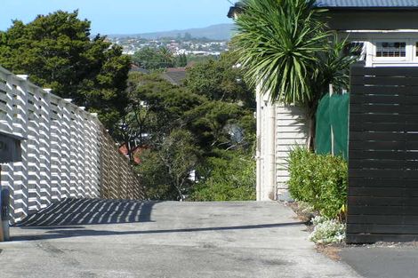 Photo of property in 2/20 Seaview Avenue, Northcote, Auckland, 0627