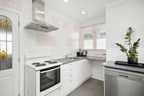 Photo of property in 5 Cara Crescent, Paparangi, Wellington, 6037