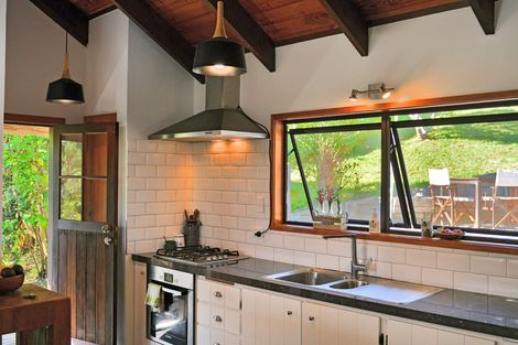 Photo of property in 15 Hillside Crescent, Leigh, 0985