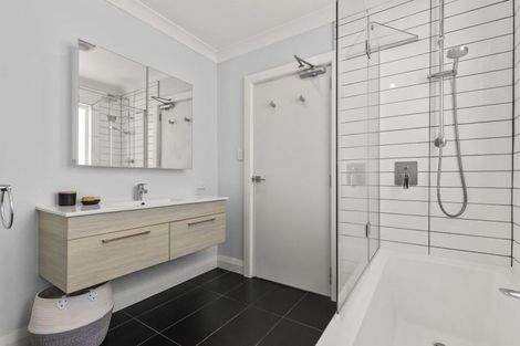 Photo of property in 1/118 Victoria Road, Devonport, Auckland, 0624