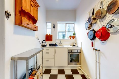 Photo of property in Hamilton Flats, 7/9 Hawker Street, Mount Victoria, Wellington, 6011