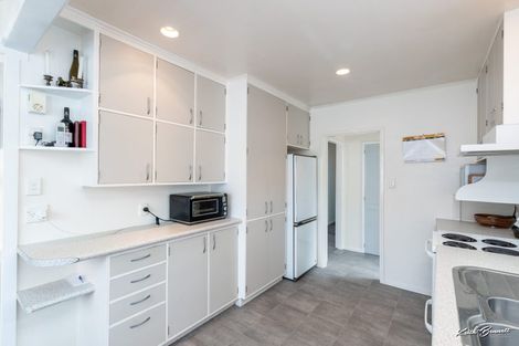 Photo of property in 3 Lowry Crescent, Stokes Valley, Lower Hutt, 5019