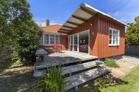 Photo of property in 33 Andrew Avenue, Roslyn, Palmerston North, 4414