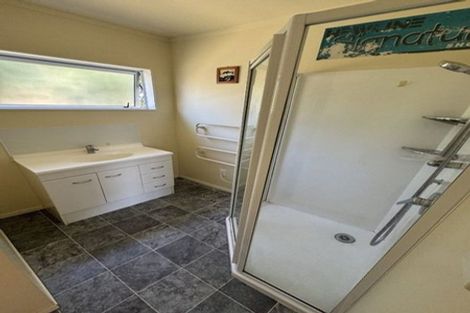 Photo of property in 72 Queens Road, Waikanae Beach, Waikanae, 5036
