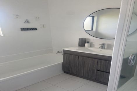 Photo of property in 2/15 Valecrest Place, Bayview, Auckland, 0629