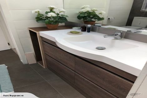 Photo of property in 2/99 Konini Road, Titirangi, Auckland, 0604