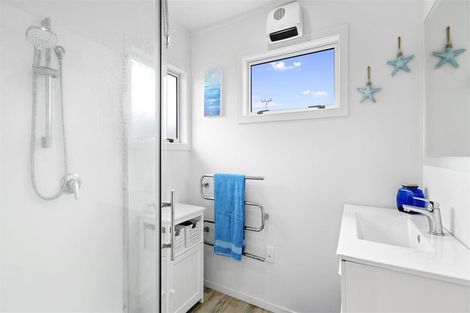 Photo of property in 17 Pukehina Parade, Pukehina, 3189