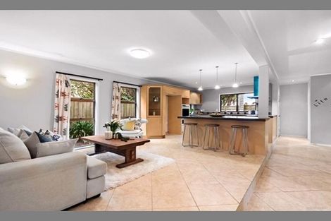 Photo of property in 16 Cobblestone Lane, Hillcrest, Auckland, 0627