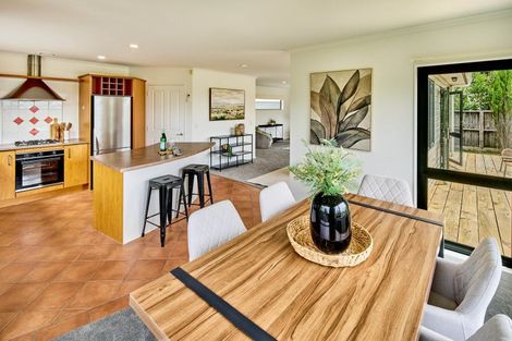 Photo of property in 5 Bishops Glen, Tawa, Wellington, 5028