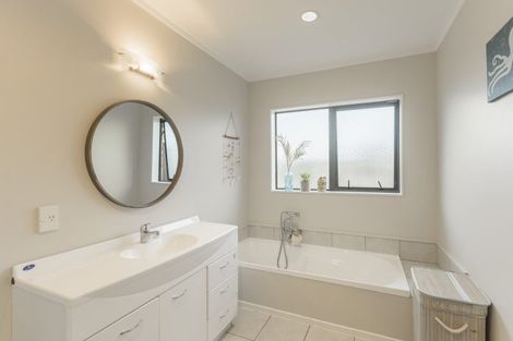 Photo of property in 9 Jeannie Way, Waikanae Beach, Waikanae, 5036