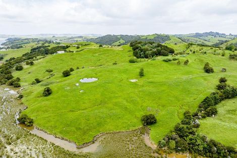 Photo of property in 215c Heatley Road, Whakapirau, 0583