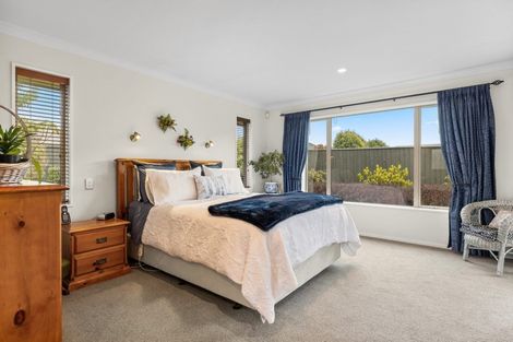 Photo of property in 92 Willowview Drive, Redwood, Christchurch, 8051