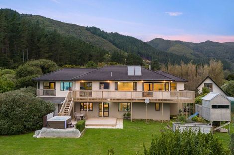 Photo of property in 1276 Coast Road, Wainuiomata Coast, Lower Hutt, 5373