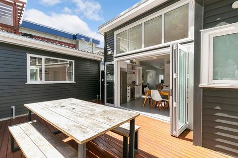 Photo of property in 106 Breaker Bay Road, Breaker Bay, Wellington, 6022