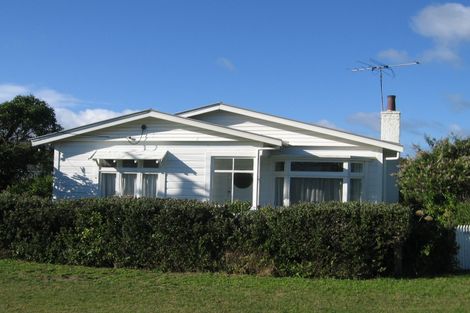 Photo of property in 10 Ngapaki Street, Waikanae Beach, Waikanae, 5036