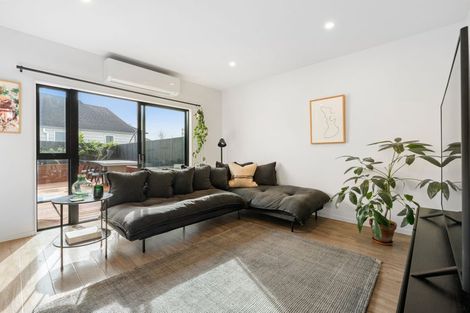 Photo of property in 15 Korama Lane, New Lynn, Auckland, 0600