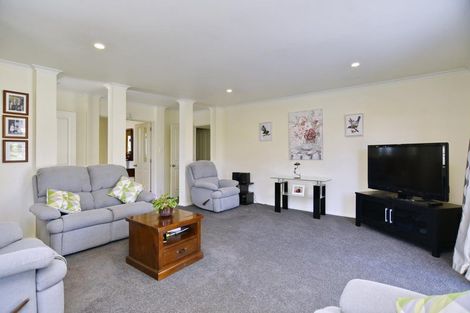 Photo of property in 15 Willowview Drive, Redwood, Christchurch, 8051