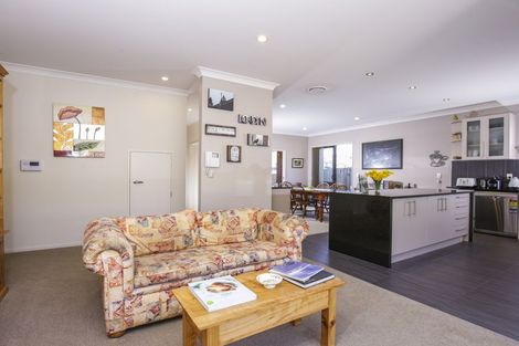 Photo of property in 14 Midhurst Avenue, Henderson, Auckland, 0612