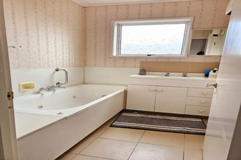 Photo of property in 21 Honeysuckle Place, Northcote, Christchurch, 8052