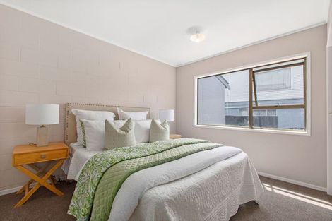 Photo of property in 2/18 Wernham Place, Northcote, Auckland, 0626