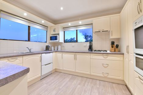 Photo of property in 13 Quo Vadis Place, Red Beach, 0932