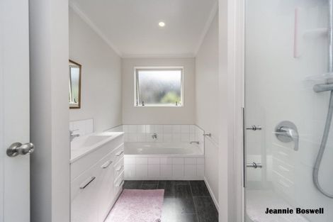 Photo of property in 52 Exeter Crescent, Takaro, Palmerston North, 4412