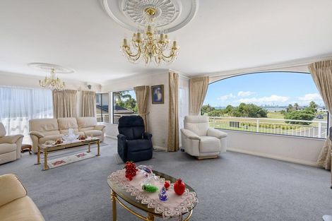 Photo of property in 16 Waimanu Bay Drive, Te Atatu Peninsula, Auckland, 0610