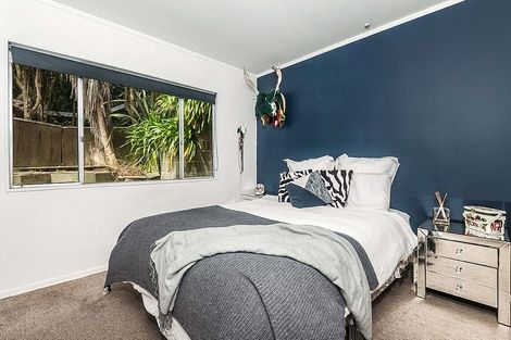 Photo of property in 33 Omega Street, Newlands, Wellington, 6037