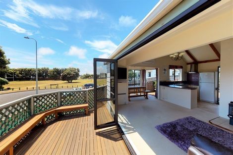 Photo of property in 4 Rangitane Grove, Waitarere Beach, Levin, 5510