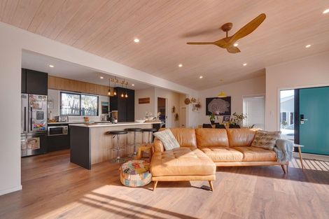 Photo of property in 37 Seagrass Place, Otaki Beach, Otaki, 5512