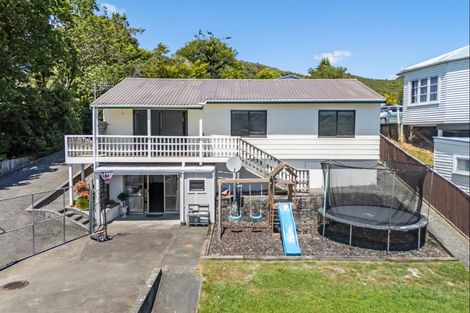 Photo of property in 2 Oaklands Grove, Clouston Park, Upper Hutt, 5018
