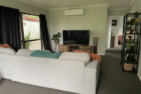 Photo of property in 2/4 Colonial Place, Kelvin Grove, Palmerston North, 4414