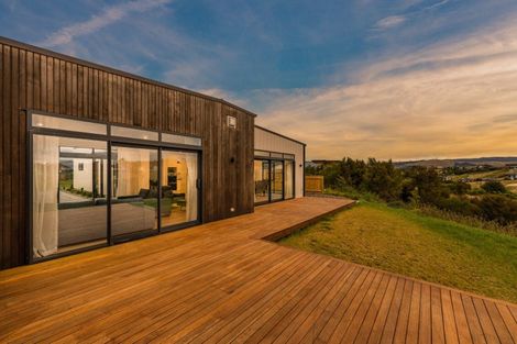 Photo of property in 67 Vaucluse Heights, Fitzherbert, Palmerston North, 4410