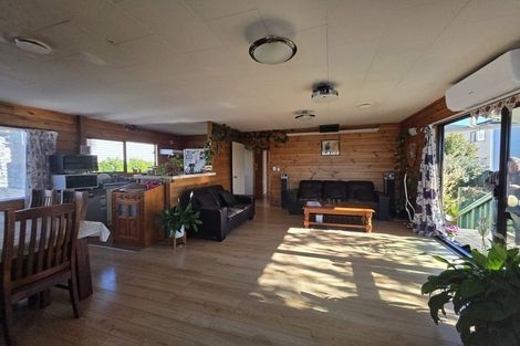 Photo of property in 1/12 Woodall Place, Totara Vale, Auckland, 0627