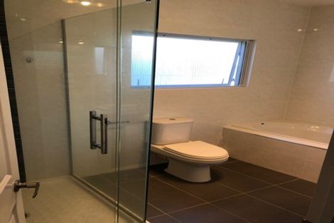 Photo of property in 2/63 Pupuke Road, Birkenhead, Auckland, 0627