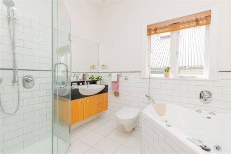 Photo of property in 11 Glen Road, Kelburn, Wellington, 6012