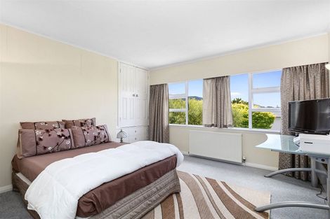 Photo of property in 39 Sunrise Boulevard, Tawa, Wellington, 5028