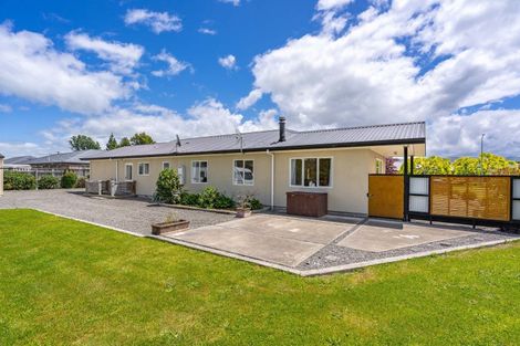 Photo of property in 2 Daffodil Grove, Carterton, 5713