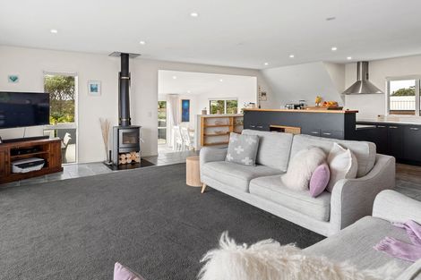 Photo of property in 18 Marram Way, Peka Peka, Waikanae, 5391