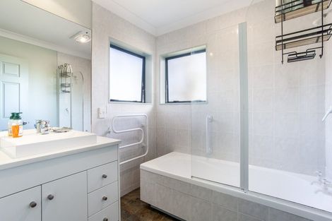 Photo of property in 35c Edmonton Road, Henderson, Auckland, 0612