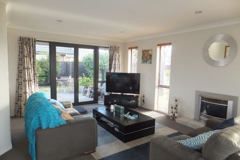 Photo of property in 2 Ross Place, Northwood, Christchurch, 8051