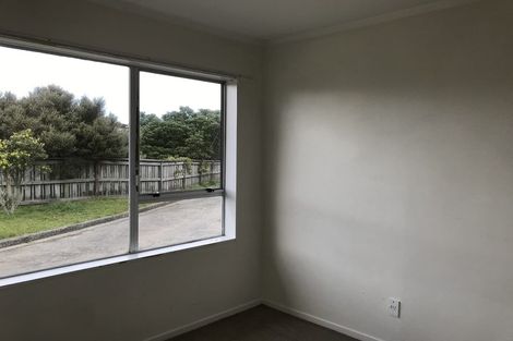 Photo of property in 15a Bayswater Place, Newlands, Wellington, 6037