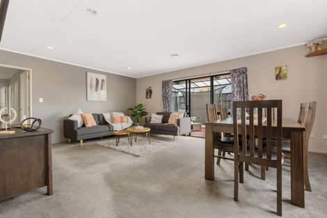 Photo of property in 8 Brough Place, St Andrews, Hamilton, 3200