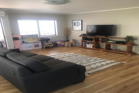 Photo of property in 2/95 Hobsonville Road, West Harbour, Auckland, 0618