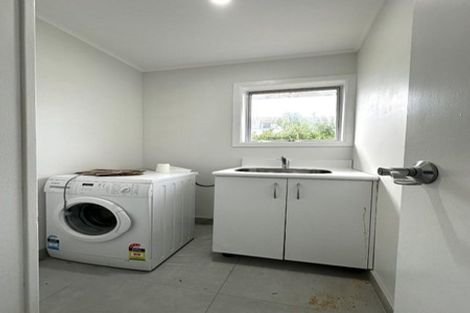 Photo of property in 19 Lydford Place, Glendene, Auckland, 0602